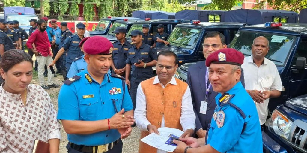 मधेश सरकारले नेपाल प्रहरीलाई १२ वटा पिकअप जिप हस्तान्तरण