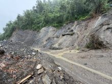 लगातार वर्षापछि कृष्णभीर सडकखण्डमा पहिरो, पृथ्वी राजमार्ग अवरुद्ध