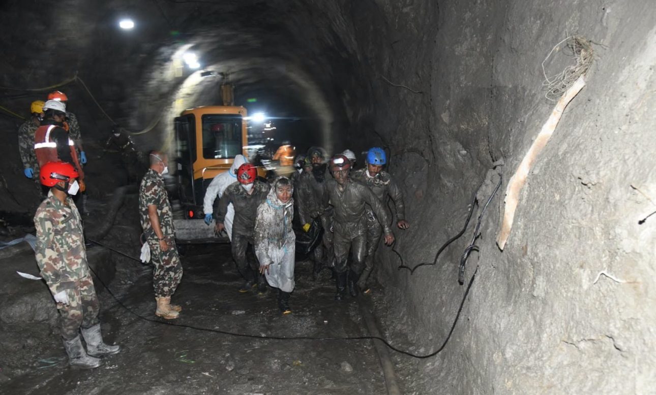 चिलिमे जलविद्युत् केन्द्रमा भेटिएका पाँच कर्मचारीको शव परिवारलाई हस्तान्तरण